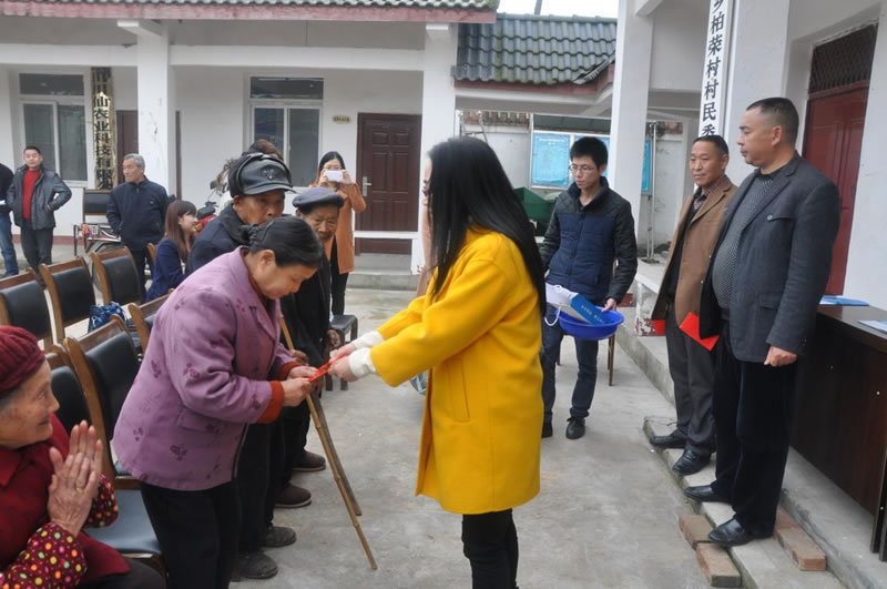 我公司領(lǐng)導(dǎo)向被幫扶對象捐贈(zèng)發(fā)放慰問金