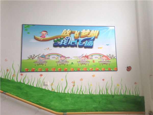 福利院內(nèi)張貼畫(huà) (曾敉密 攝）