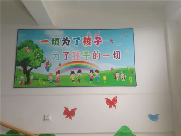 福利院內(nèi)張貼畫(huà) (曾敉密 攝）