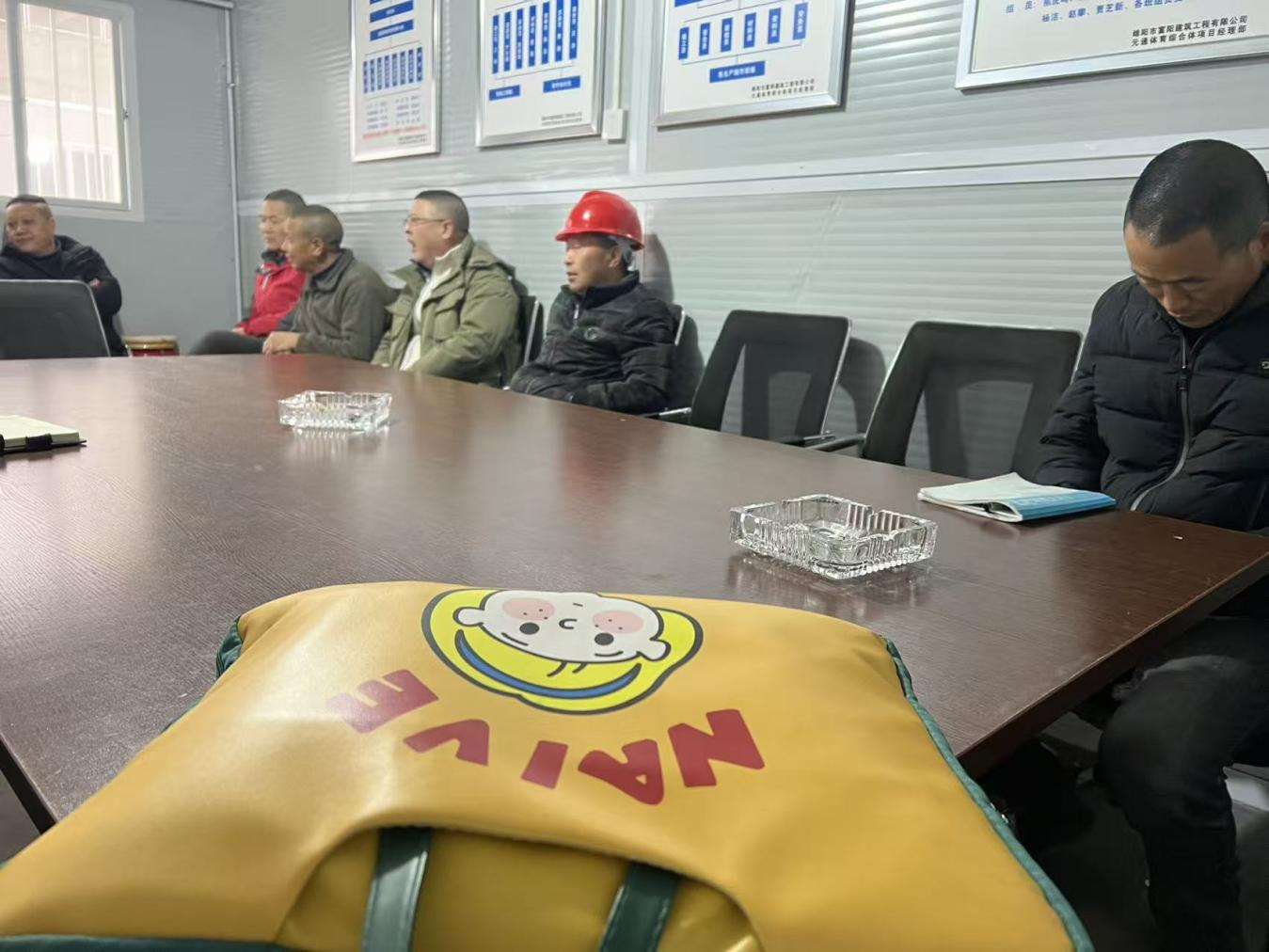 覽山小院水電班組對(duì)量